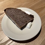 レスピラシオン - お店で焼いたカンパーニュ。サワークリームと。