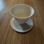 レスピラシオン - ウェイティングルームで蕪のお出汁と白茶のブレンドを