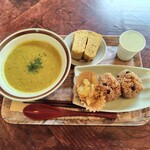 meowri - カレー、玉子焼き、本日のお惣菜(春キャベツ)、ねかせ玄米おむすび