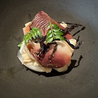 レスピラシオン - 北海道の北寄貝を薪焼きにして。海女さんの取った岩海苔の塩味がちょうど良い。仕上げに杉オイルをかけて。