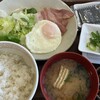 すき家 - 納豆ベーコンエッグ朝食(490円)