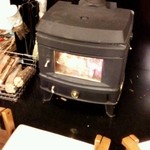 バーグ - 入口に薪ストーブ