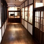 バーグ - 廊下の先がレストラン