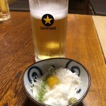 鳥ふじ - お通しの山芋短冊切りとビール