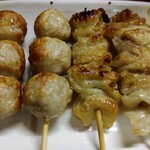 鶴亀 - つくね２本 200円(税込)＋鶏皮２本 200円(税込)(2024年4月4日撮影)