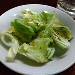 鶴亀 - お通し(塩ダレキャベツ) 200円(税込)(2024年4月4日撮影)