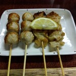 鶴亀 - つくね２本 200円(税込)＋鶏皮２本 200円(税込)(2024年4月4日撮影)