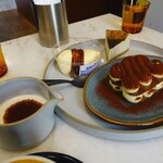 カフェ ザ サン リブズ ヒア - ティラミス、自家製キャラメルのプリン、ほうじ茶のチーズケーキ