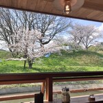 水辺のカフェ 三宅商店 酒津 - 窓からの景色