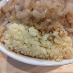 ラーメン荘 ヤマロク - ラーメン990円のニンニク(2024.3.15)