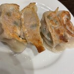 Bammin shuka chuukage mbu - 玄武餃子5個¥390（1個食べたあと）