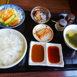 かうらい屋 - ごはん　スープ　サラダ　漬物　小鉢