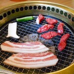 焼肉ヌルボンガーデン 荒尾店 - お肉を焼き焼き