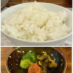 とんかつ 蒼樹 - 炊きたてご飯はほっかほか♪
            お漬物の中で梅干しの酸っぱさが油切りにぴったりなんです！