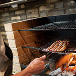 BiXiGARRi - 薪と備長炭を使い、魚や肉をていねいに火入れ