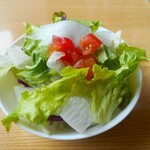 レストランカフェ ペンギン - 主人のサラダ（ハンバーグを注文）