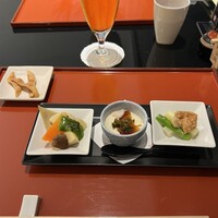 麺処 NAKAJIMA ホテルニューオータニ大阪 - 蕎麦チップス。小鉢3品。先にきます。