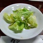 鶴亀 - お通し(塩ダレキャベツ) 200円(税込)(2024年3月16日撮影)