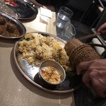 Bangera's Kitchen Traditional - 席で竹から押し出してくれるビリヤニ付け合わせのヨーグルトを混ぜても美味しい！