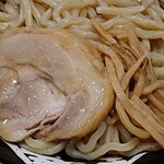 Rokurinsha - 六厘舎 上野店 ＠ atre 上野 つけ汁から取り出した脂身がとろける厚切りチャーシューと細切りメンマ