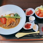 Shiosai - 【海保カレー ￥1.300】鮮やかで豪華なカレー！サラダ、いちご、シソジュースが付いてます♪