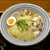 比内地鶏と肉そば 蕃山 - 鶏中華　　拡大推奨(笑)鶏油が表層を覆ってキラキラでしょ！