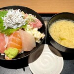 海鮮居酒屋 山傳丸 - 海鮮10種丼