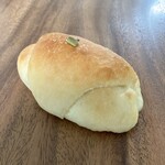 ピーグリーンベーカリー - 塩パン（ドライいちじくとクリームチーズ）