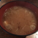 とんかつ かつせい - なめこ、豆腐とネギのみそ汁。
