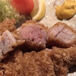 とんかつ かつせい - 今日脂身が多め。赤身の旨さを引き立てる脂身です。