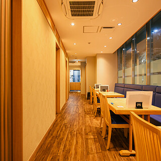 個室完備◆ゆったりとした時間が流れる落ち着いた雰囲気の店内。