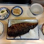 食事と酒処 真 - 焼き鯖　1000円　注文しなくても着席していれば料理が運ばれてきます。メニューは焼き鯖だけなので。