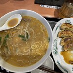 日高屋 - 味噌ラーメンと餃子