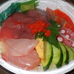 津波鮮魚店 - 海鮮丼 ７８０円．ご飯にごま混ぜ込んであって美味しい．