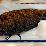 食事と酒処 真 - こんな丸々太った鯖は見たことありません、大きいです。炭火で焼かれた鯖の皮はパリパリで中は脂がのっていてふっくらジューシーです。最高に美味しい