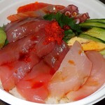 津波鮮魚店 - 重なってて分からなかったけど，マグロ 切り身かなり大きい． ここももうちょい酢を利かせて欲しい感．