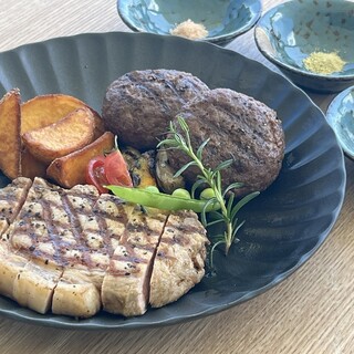 모토 부 와규와 현산 아구 돼지 등 오키나와 고기를 맛보는 플레이트를 준비