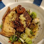 俺の中華たなか家 - 備え付けテーブルセットで味変♭おろし大蒜とミル挽き黒胡椒で更にパワフル☆な味わいに(^_-)