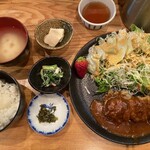 Oshokuji Sakedokoro Uekawa - ビフカツ定食1100円