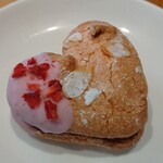 焼き菓子 アンテナ - ハートのいちごのダクワーズ