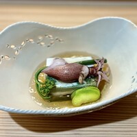 佐とう - 蓬の胡麻豆腐。ホタルイカ・ワラビ・そら豆。蓬の香り豊かな胡麻豆腐に優しいお出汁のジュレ。春を感じる一品です。