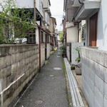 いし原 - 路地の反対側から