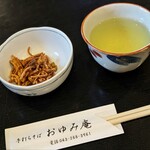 おゆみ庵 - まず、お茶と手打ちそばの切れ端 ( 言い方がわからんww ) を揚げた、揚げ蕎麦