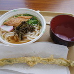 せらワイナリー夢高原市場 - 山菜うどん、アスパラガスの天ぷらは採りたてです。