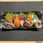 お酒と飯 たしなみ - 真鯛の松皮造り､鰤､サーモン､蛸の頭､本鮪の中トロ､鰹の湯霜､鯒に槍烏賊