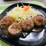 なりこま家 - 通常のハンバーグ定食は肉が３つ。肉増しだと１つ増え４つになります。