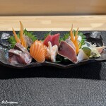 お酒と飯 たしなみ - 真鯛の松皮造り､鰤､サーモン､蛸の頭､本鮪の中トロ､鰹の湯霜､鯒に槍烏賊