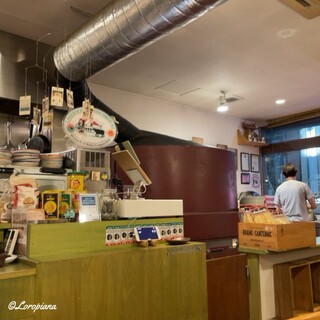 PIZZERIA Piace - ピッツァ窯と店内の雰囲気