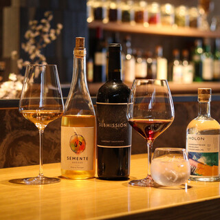 We offer carefully selected wines, craft gin, and domestic whiskey.
