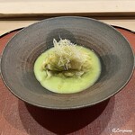 御料理 寺沢 - 蚕豆のすり流し牡蠣の春甘藍巻